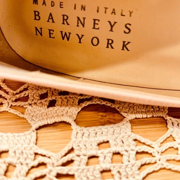 GORGEOUS BARNEYS NEW YORK Italian leather neutral pumps size 8 - Picture 2 of 7